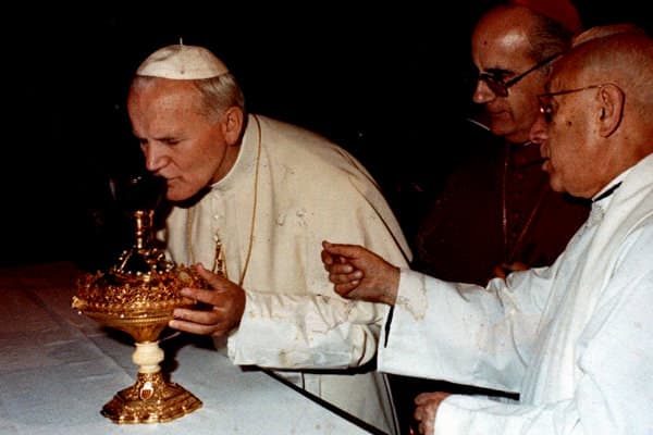 Juan Pablo II con el Santo Cáliz