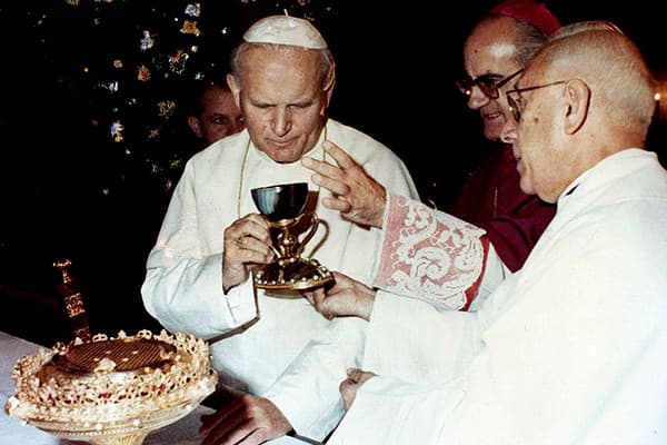 Juan Pablo II con el Santo Cáliz