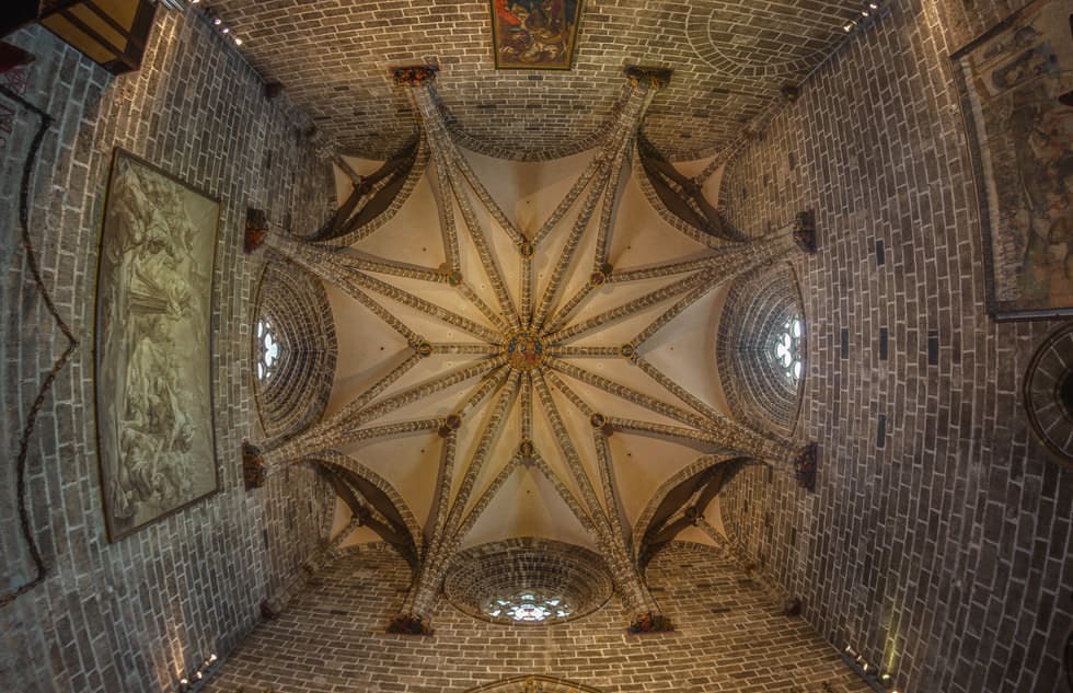 Star-shaped ribbed vaulting.