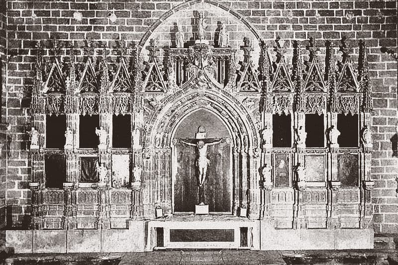 Chapterhouse before the transfer of the Holy Chalice, at the beginning of the 20th century.
